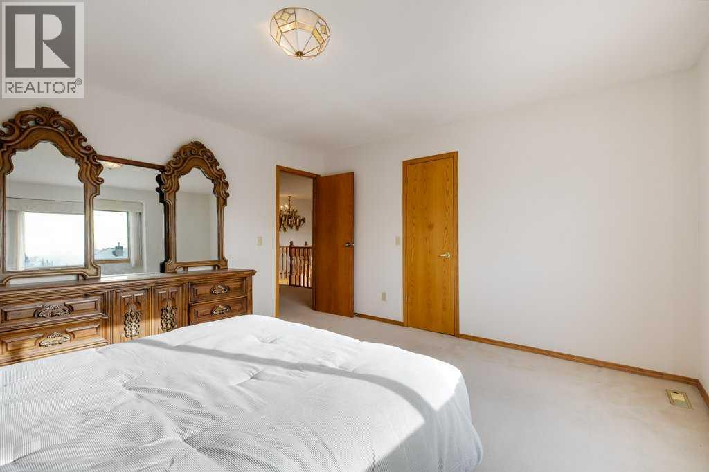 Single Family House for Sale in  Sienna Hills Drive SW Signal Hill Calgary 