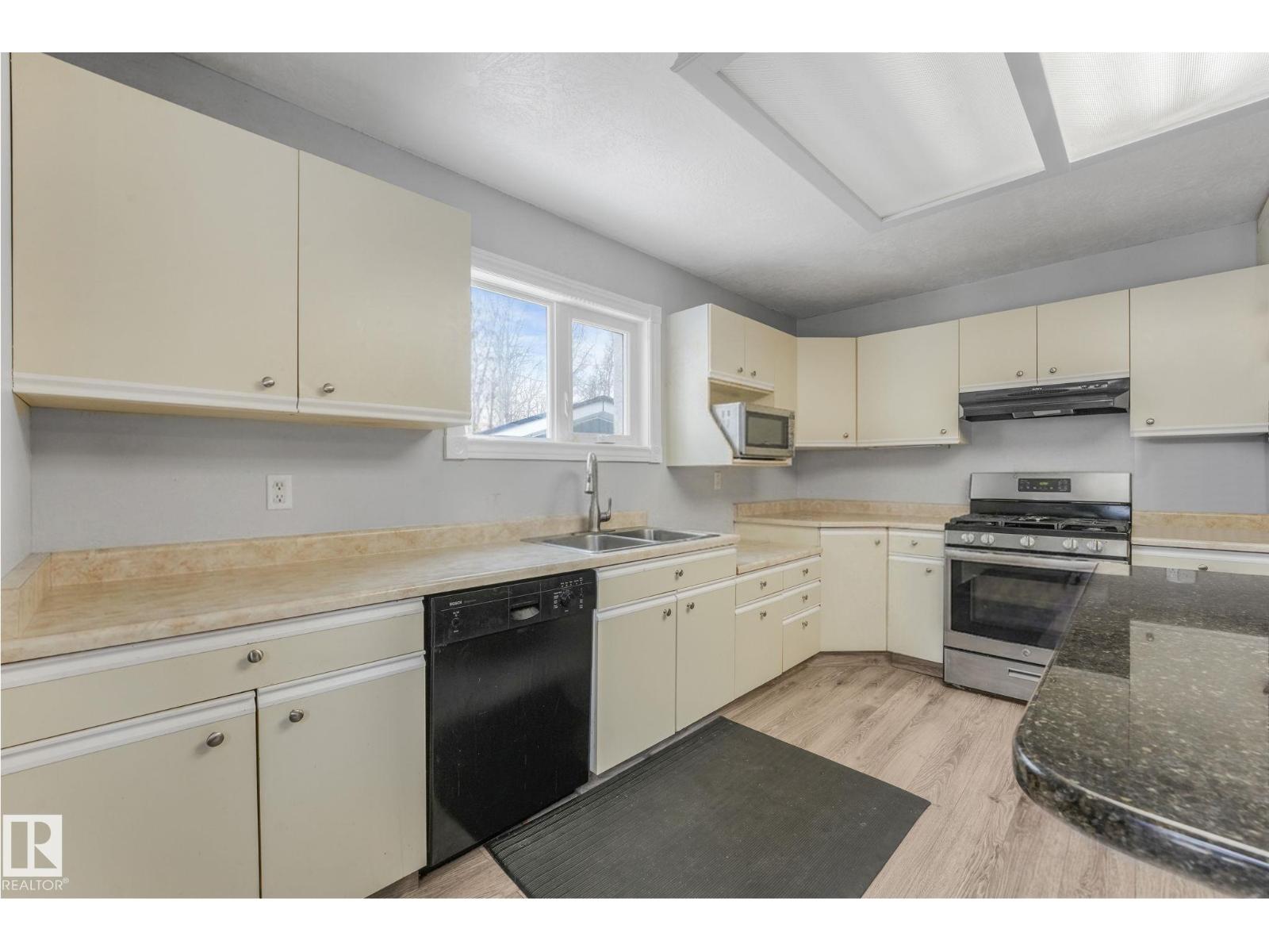 #24 2022 PARKLAND DR - 25