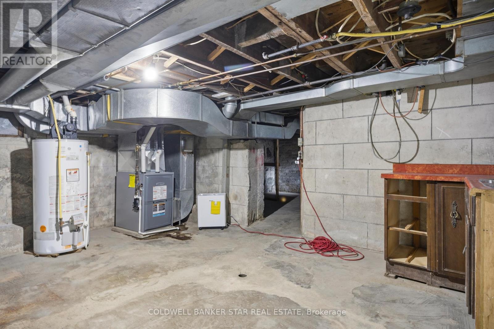 Large, well maintained basement.