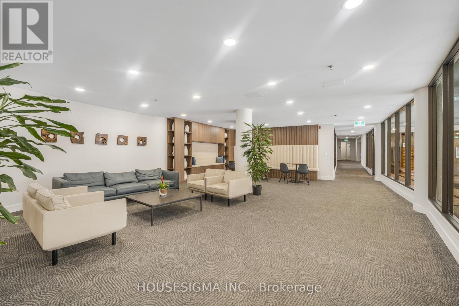 #438 22 SOUTHPORT STREET - 29