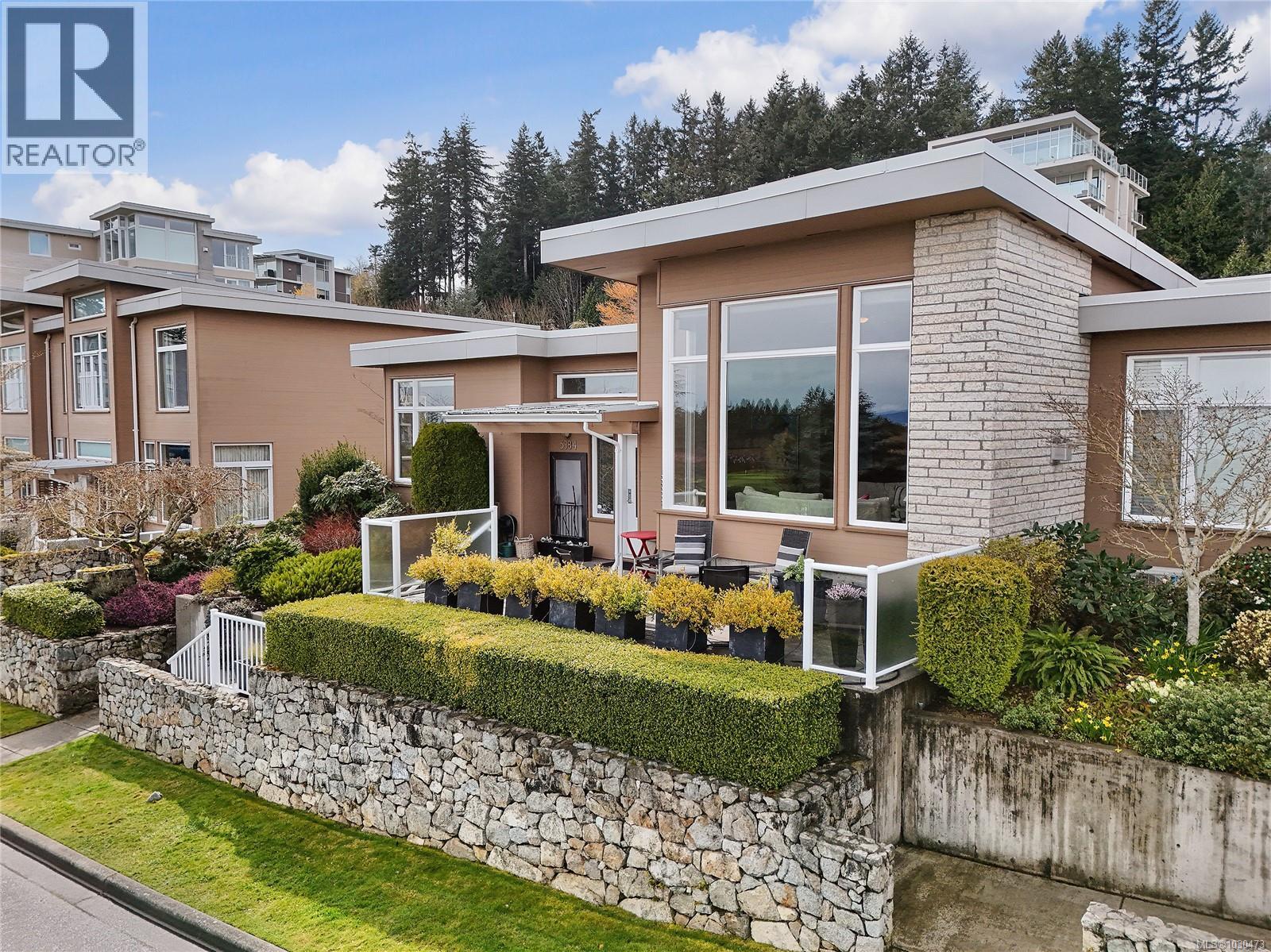 5384 Sayward Hill Cres - 1