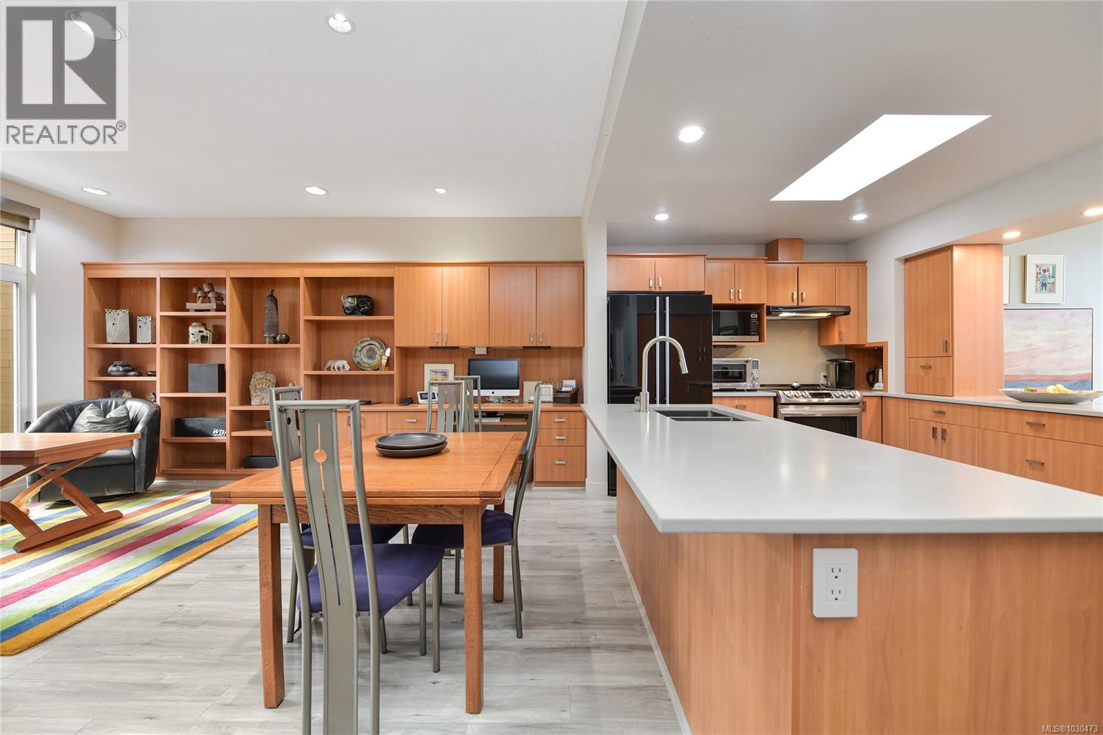 5384 Sayward Hill Cres - 14