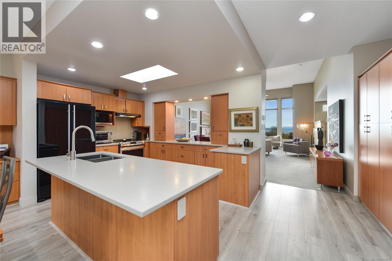 5384 Sayward Hill Cres - 17