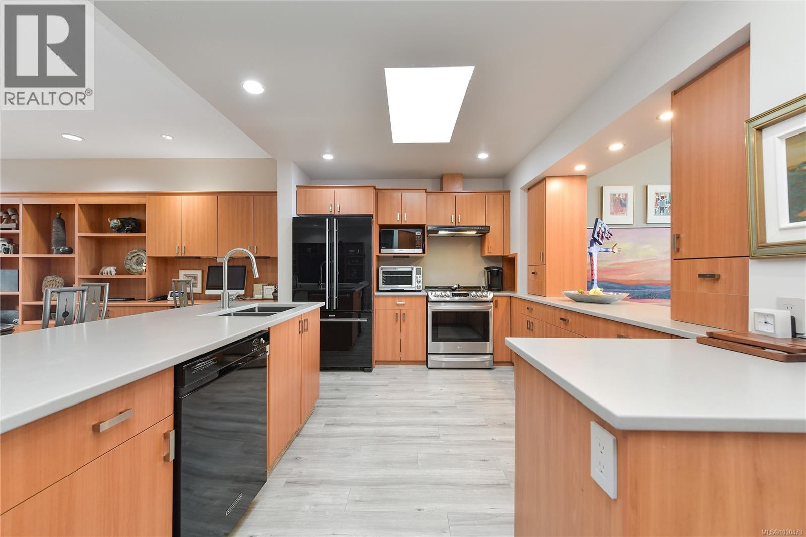 5384 Sayward Hill Cres - 18