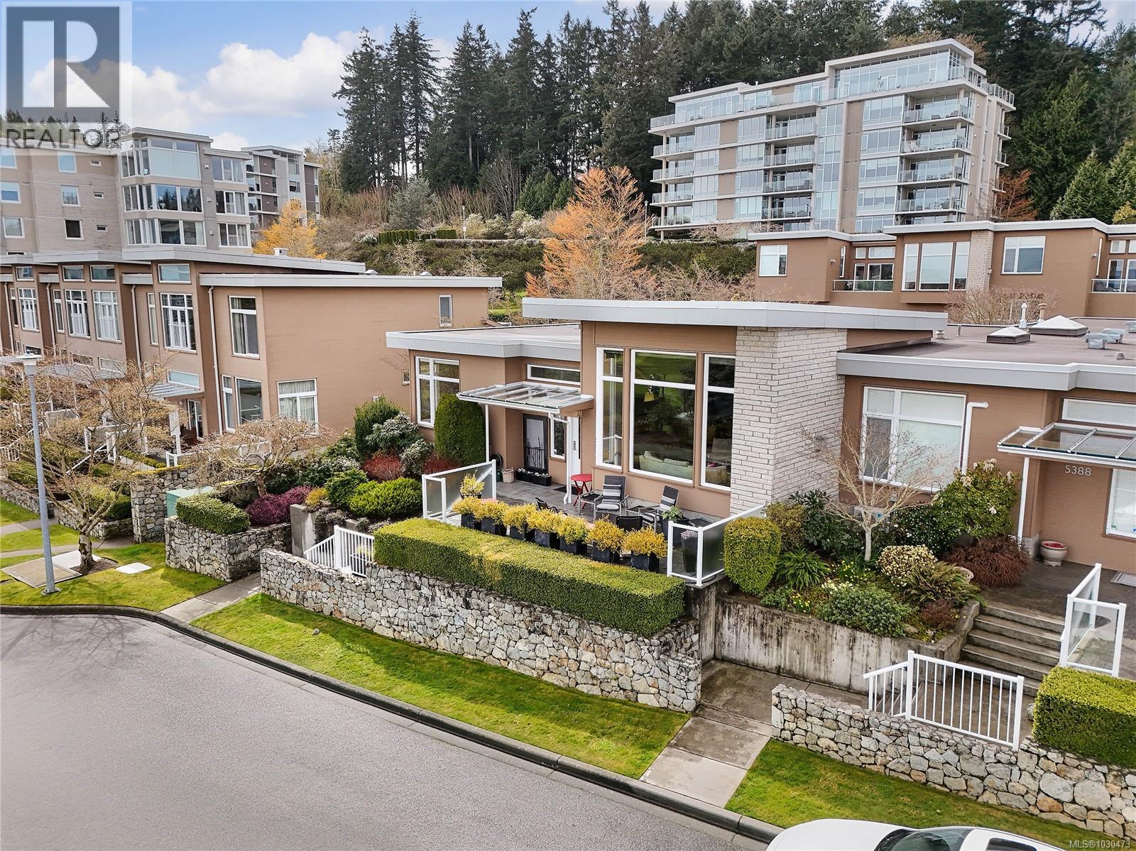 5384 Sayward Hill Cres - 2