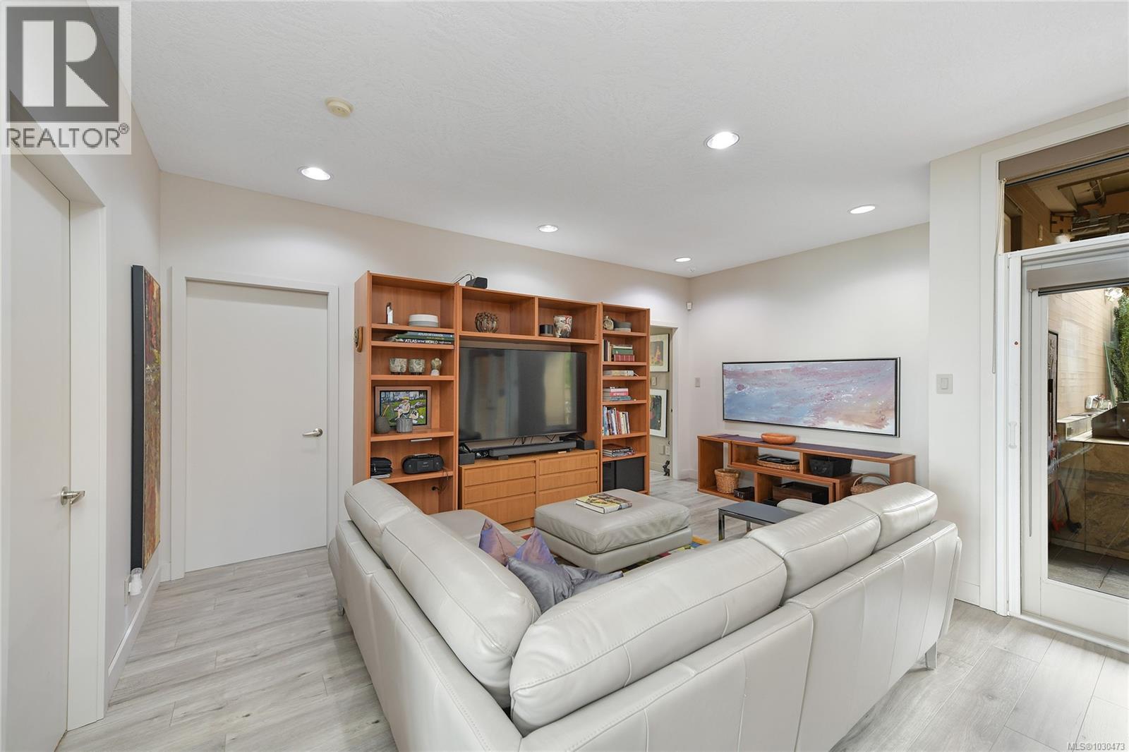 5384 Sayward Hill Cres - 22