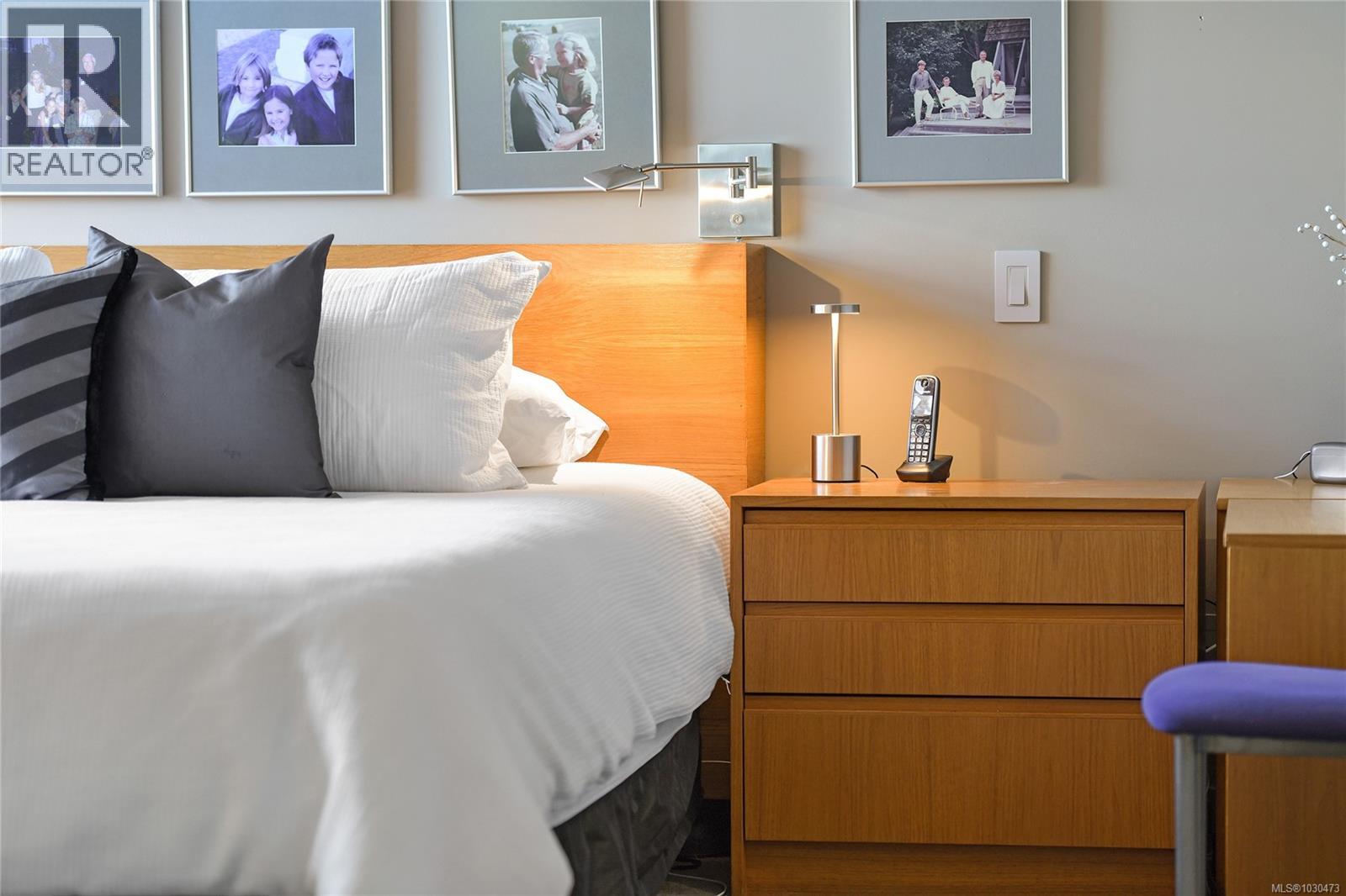 5384 SAYWARD HILL CRES - 24