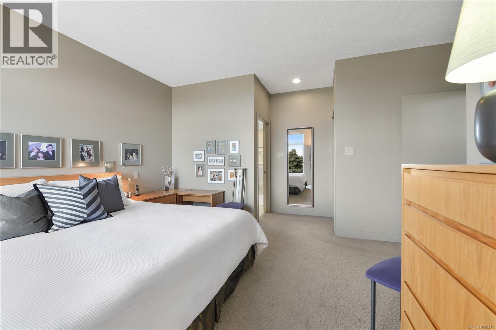 5384 Sayward Hill Cres - 25