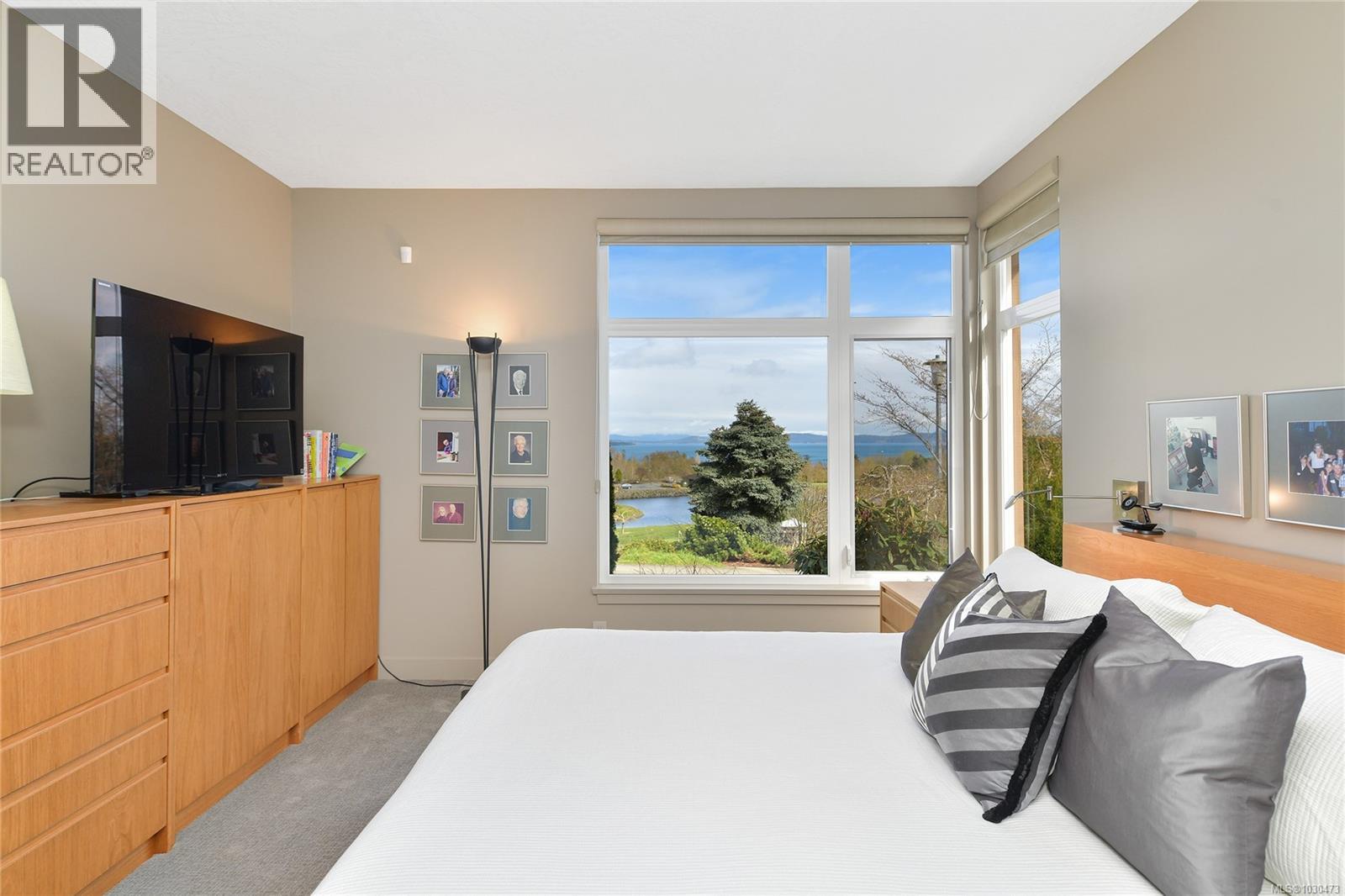 5384 Sayward Hill Cres - 26