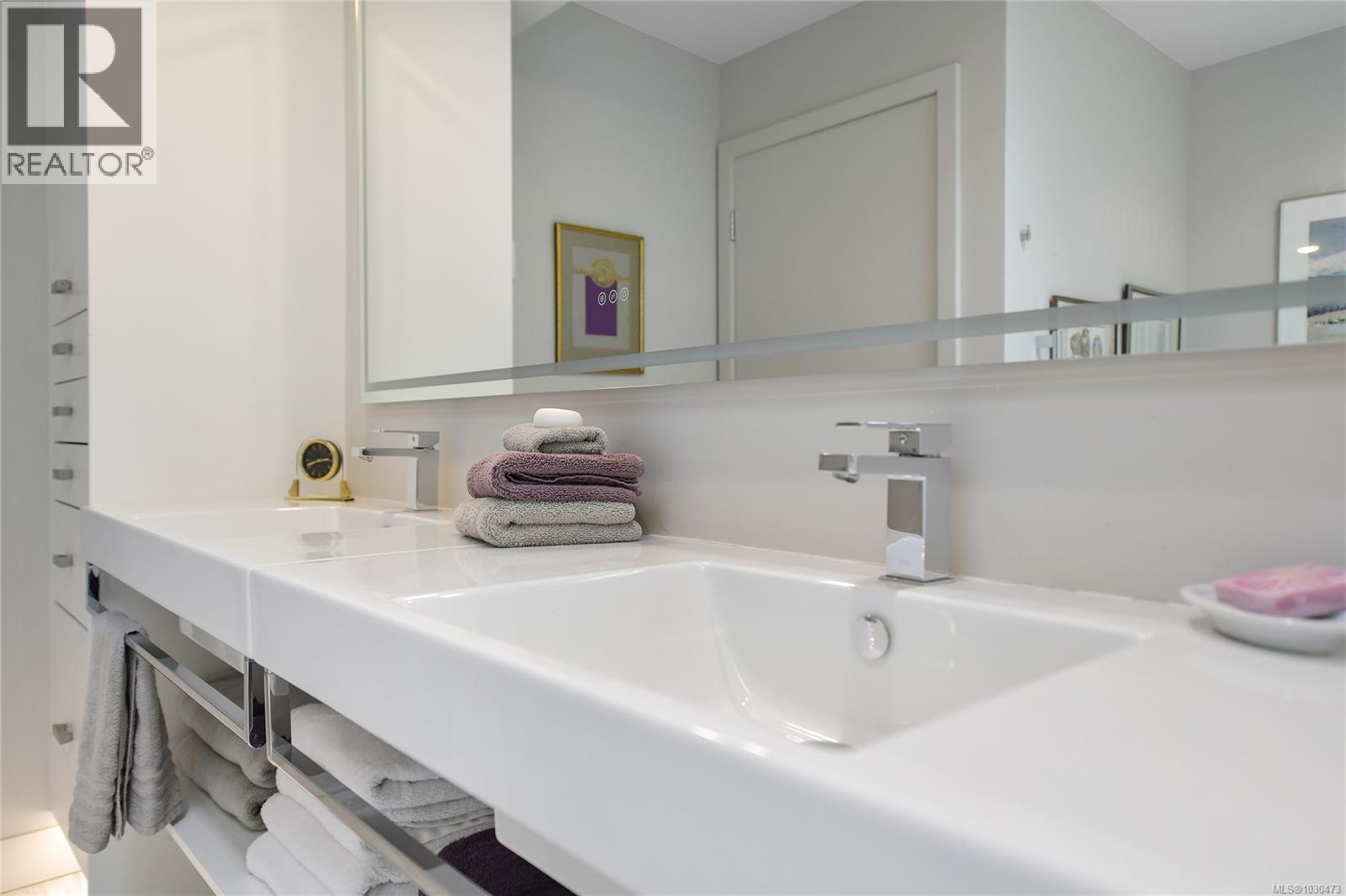5384 Sayward Hill Cres - 27