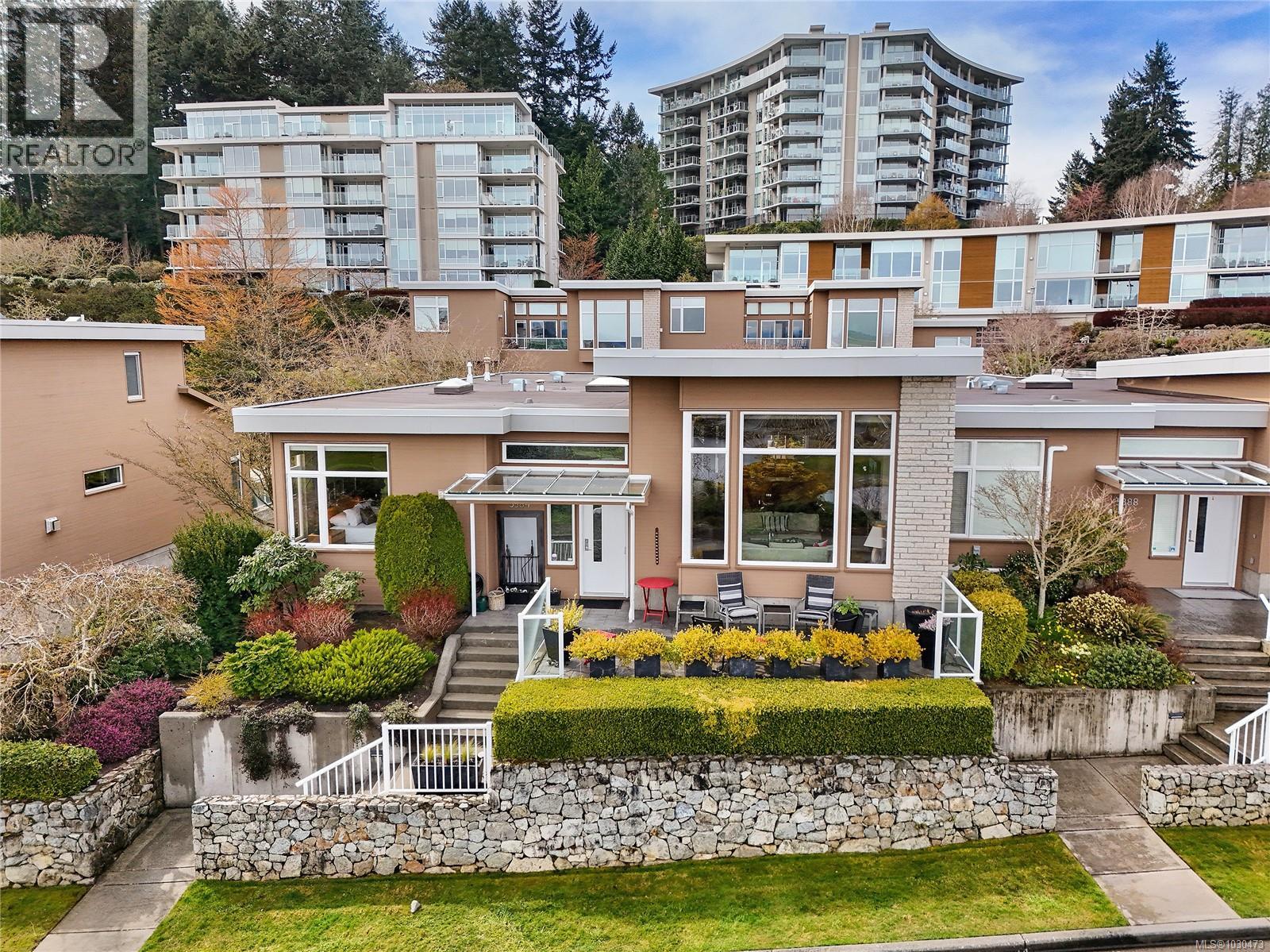 5384 Sayward Hill Cres - 3