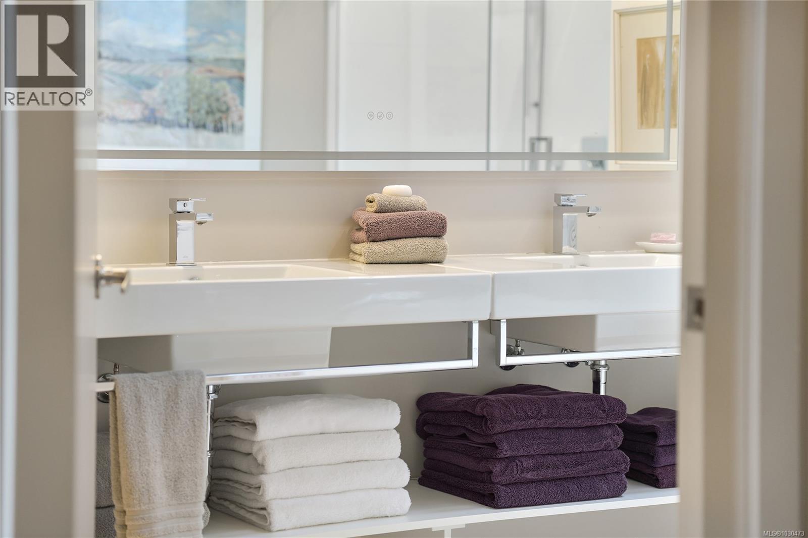 5384 SAYWARD HILL CRES - 31