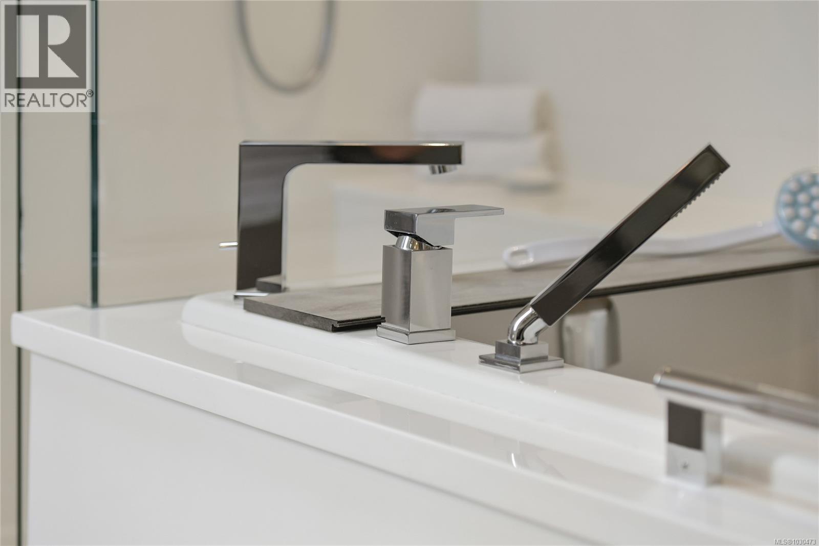 5384 SAYWARD HILL CRES - 32