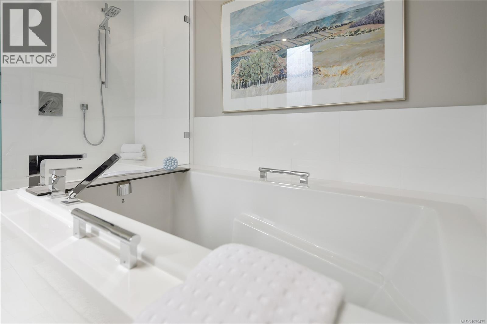 5384 Sayward Hill Cres - 33