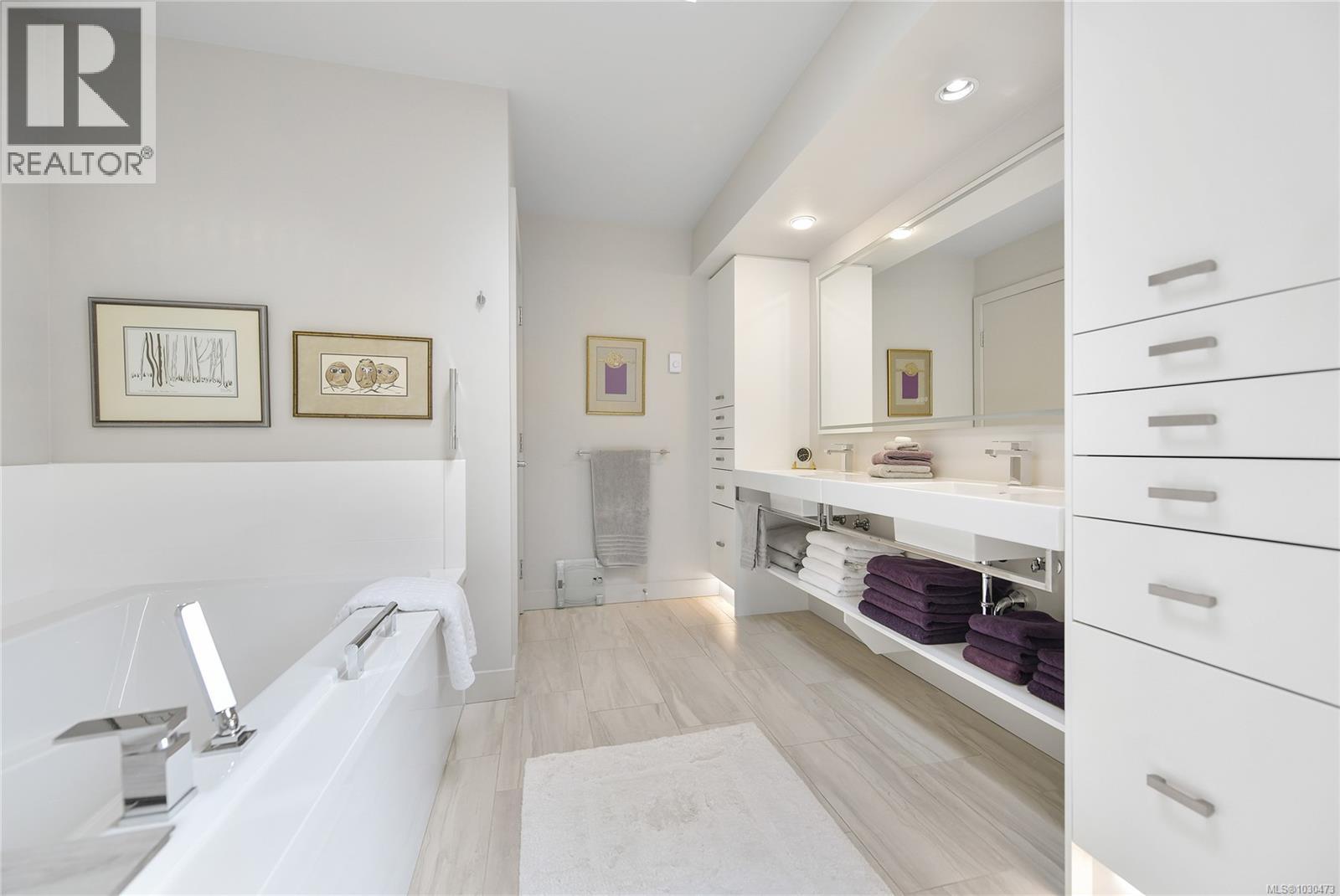 5384 SAYWARD HILL CRES - 34