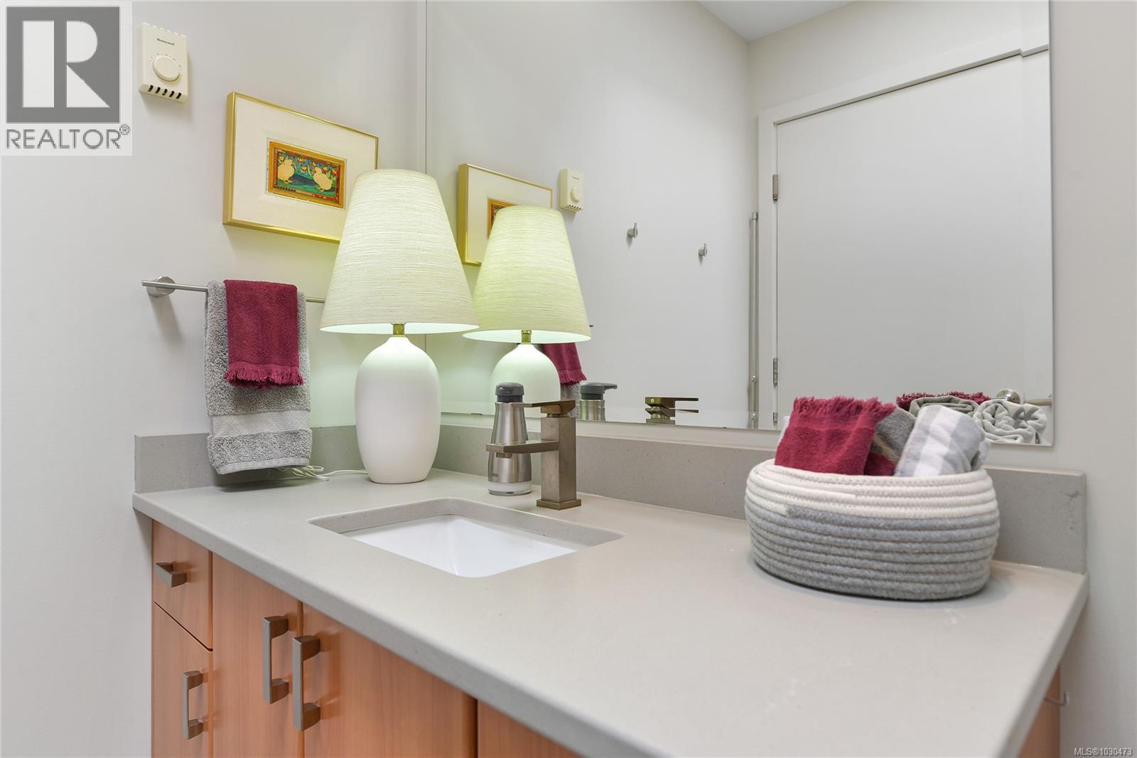 5384 Sayward Hill Cres - 40