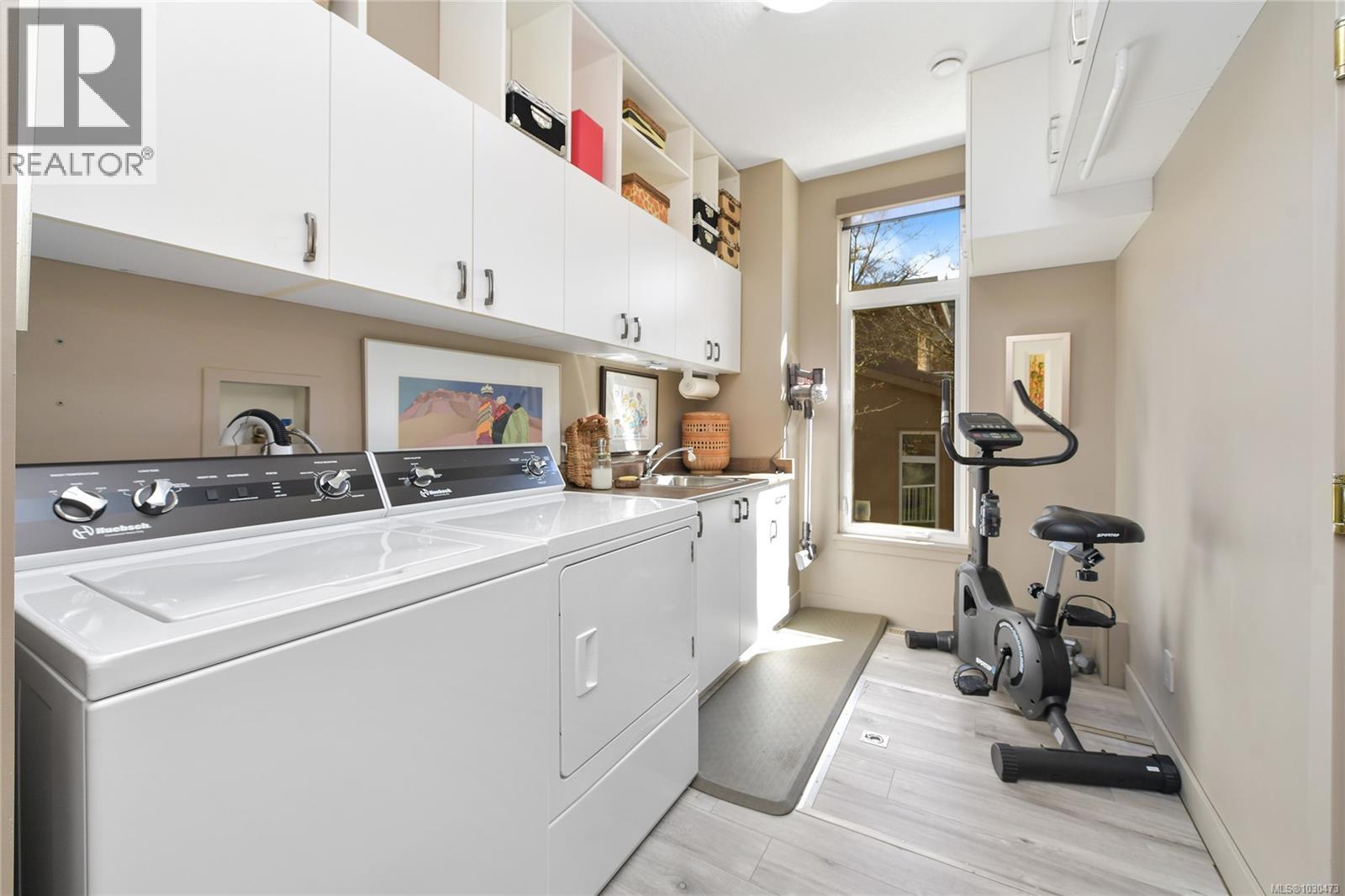 5384 Sayward Hill Cres - 42
