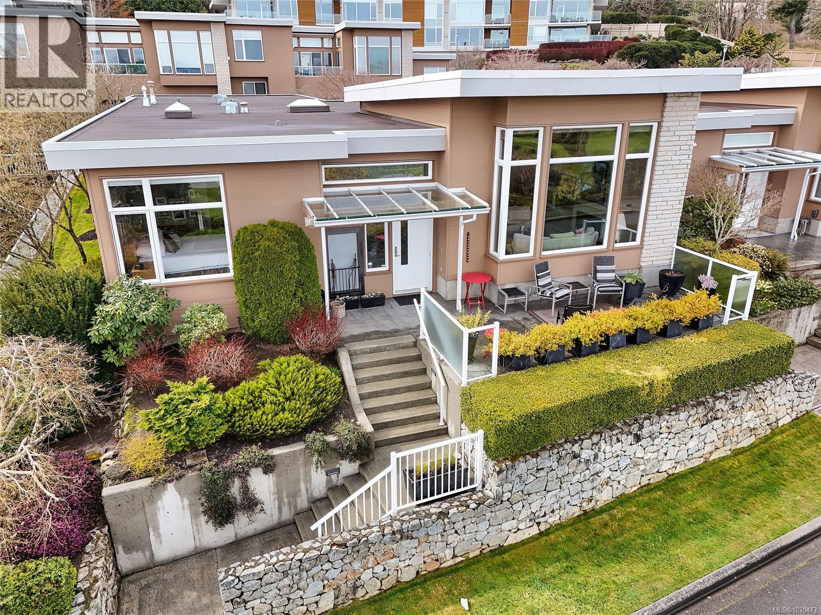 5384 Sayward Hill Cres - 48