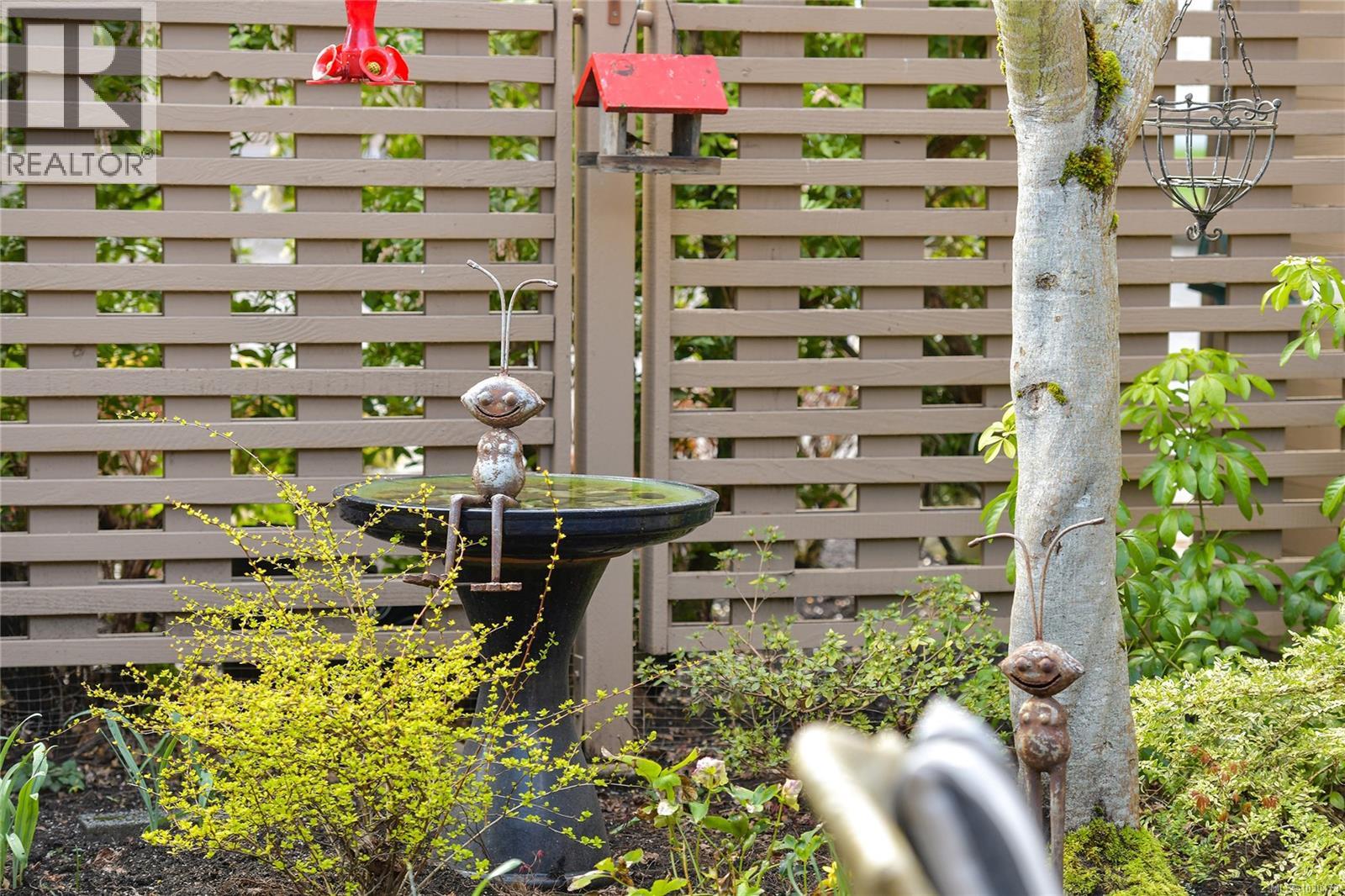 5384 SAYWARD HILL CRES - 51