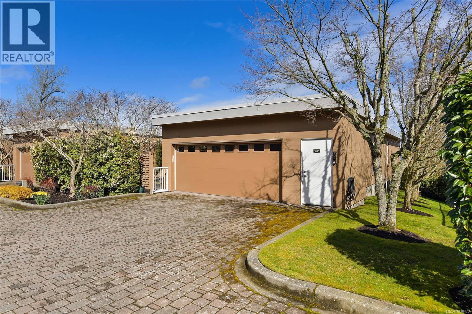 5384 SAYWARD HILL CRES - 52