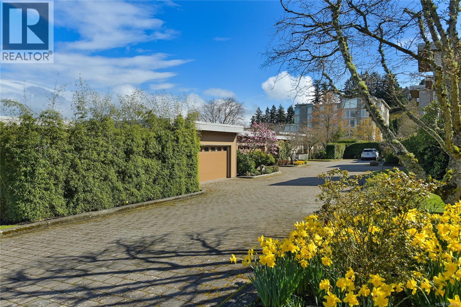 5384 SAYWARD HILL CRES - 62