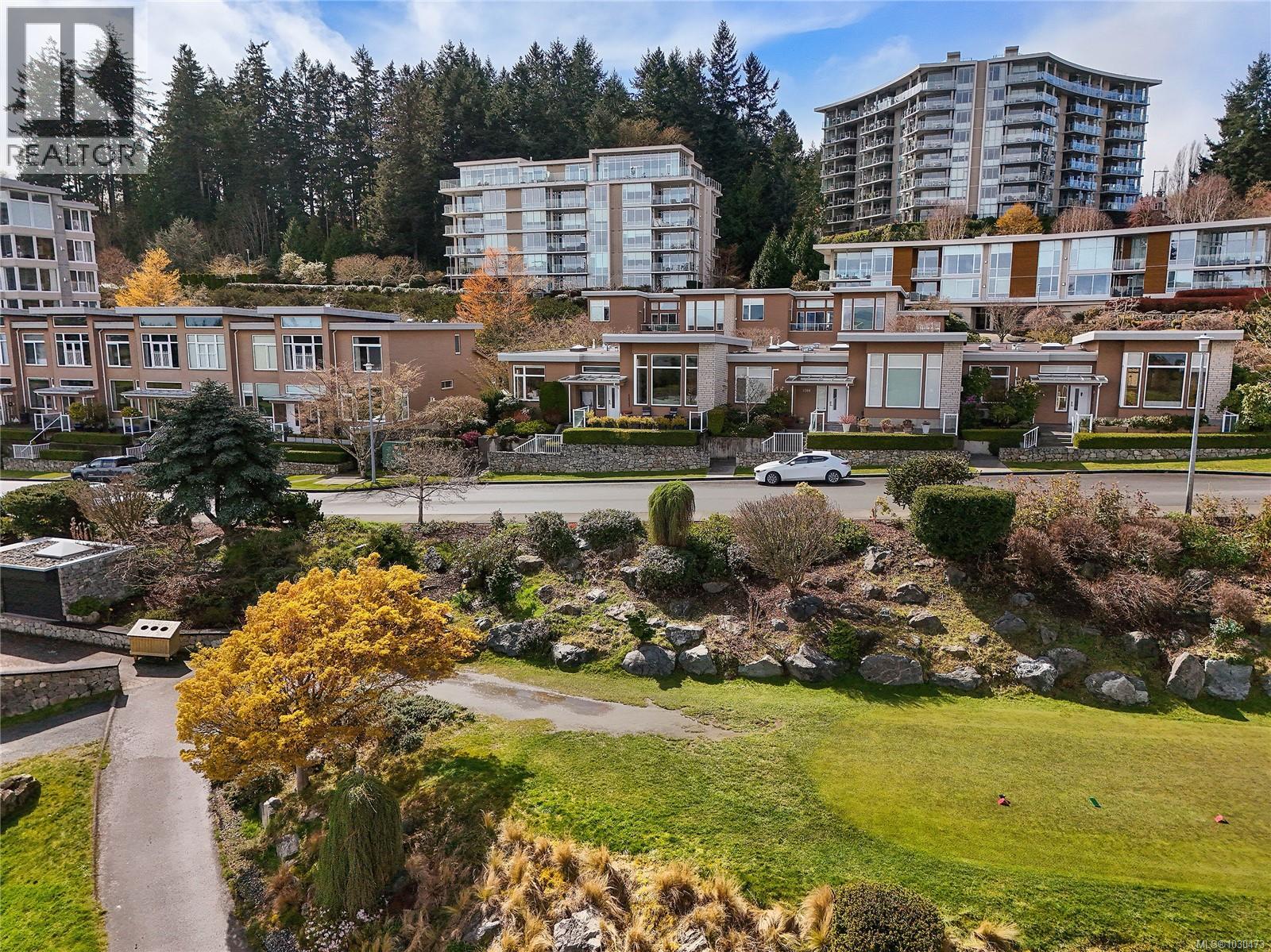 5384 SAYWARD HILL CRES - 66