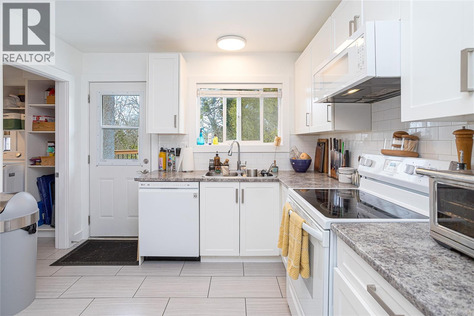  820-822 Leslie Drive, Saanich