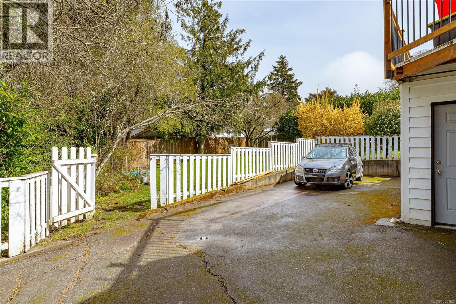  820-822 Leslie Drive, Saanich