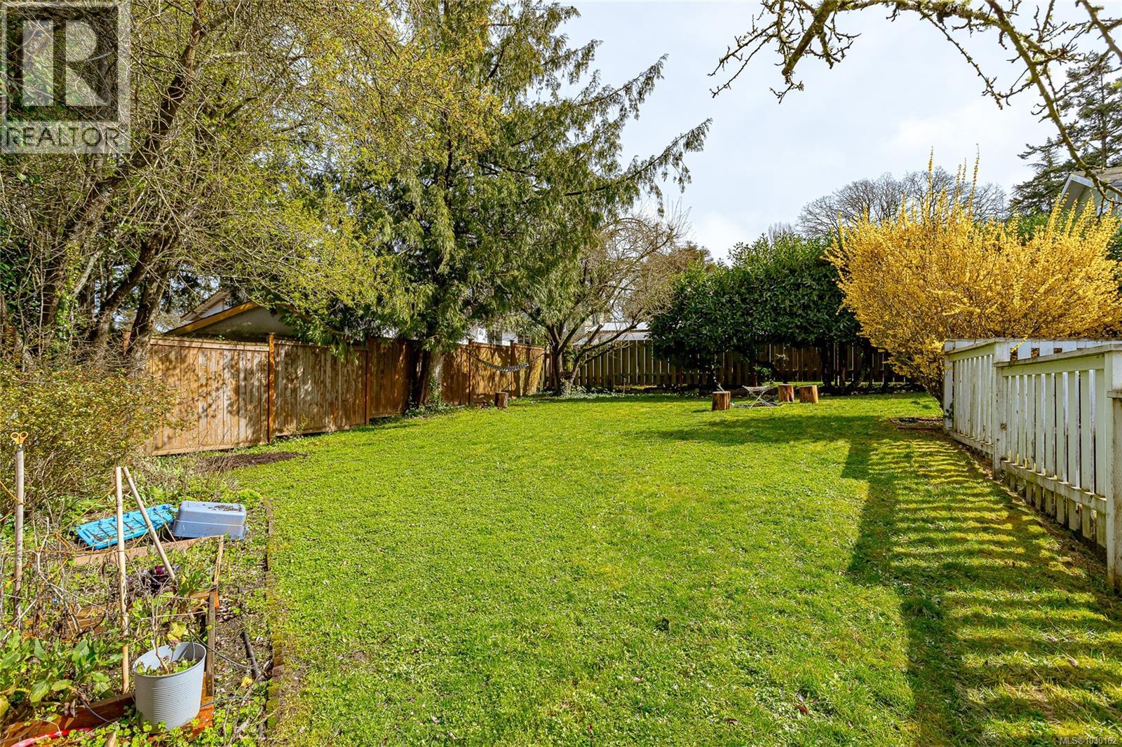  820-822 Leslie Drive, Saanich