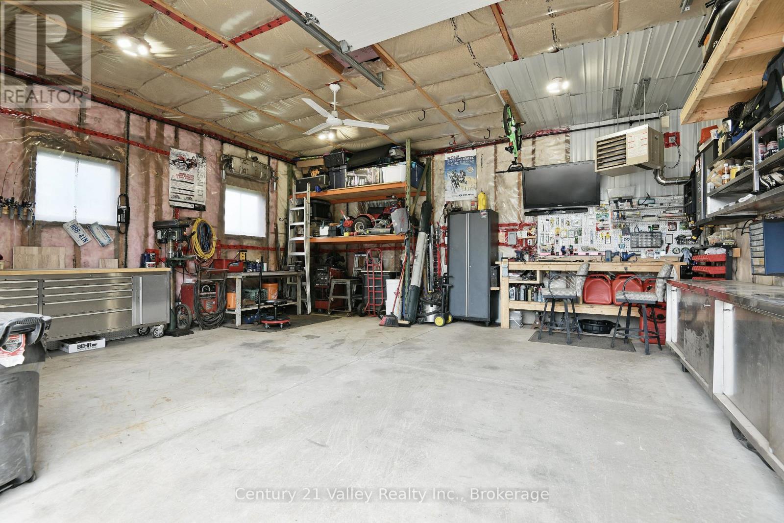 Dedicated 100 amp service, can accommodate a hoist