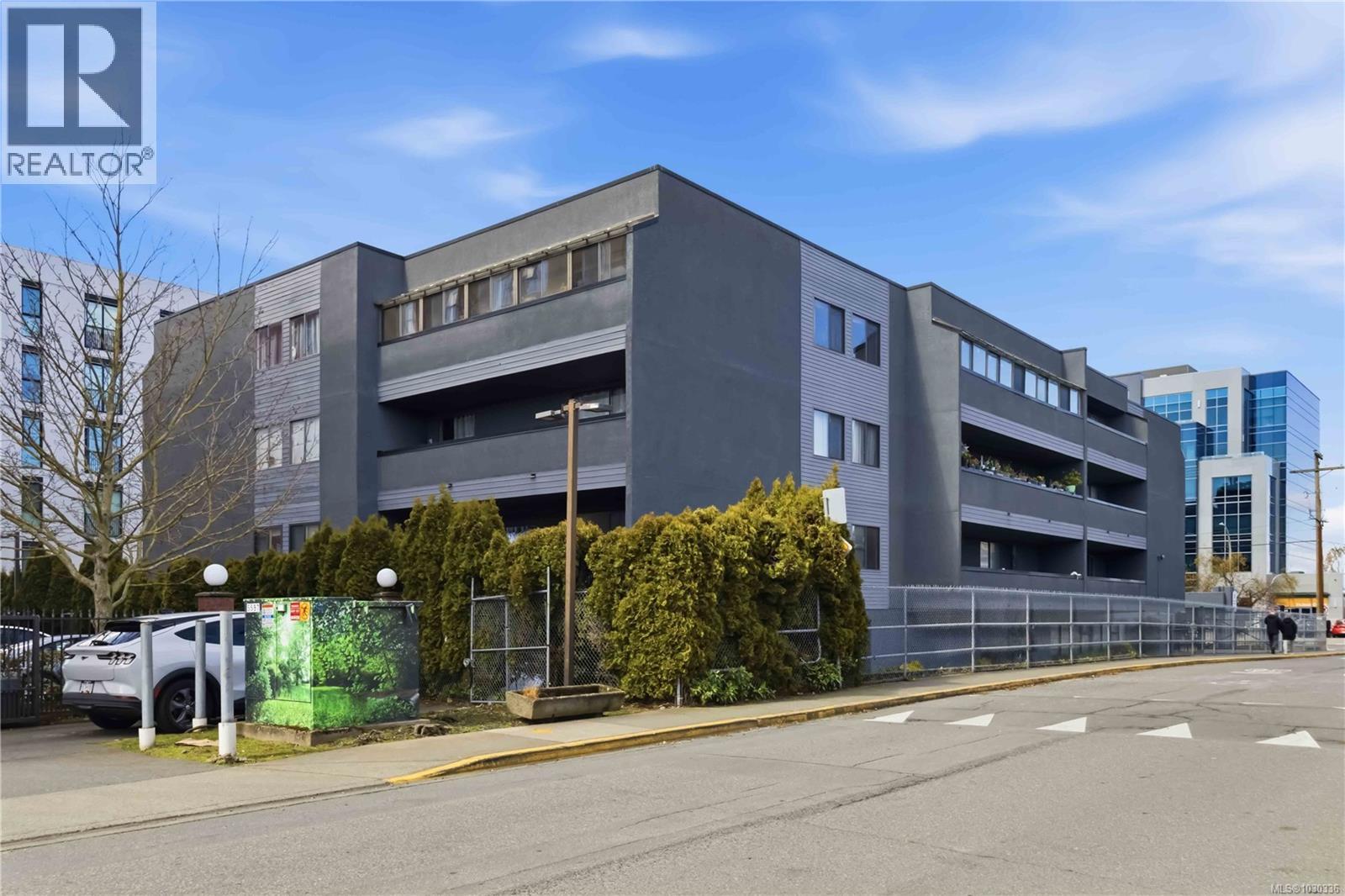 301 755 Hillside Ave, Victoria