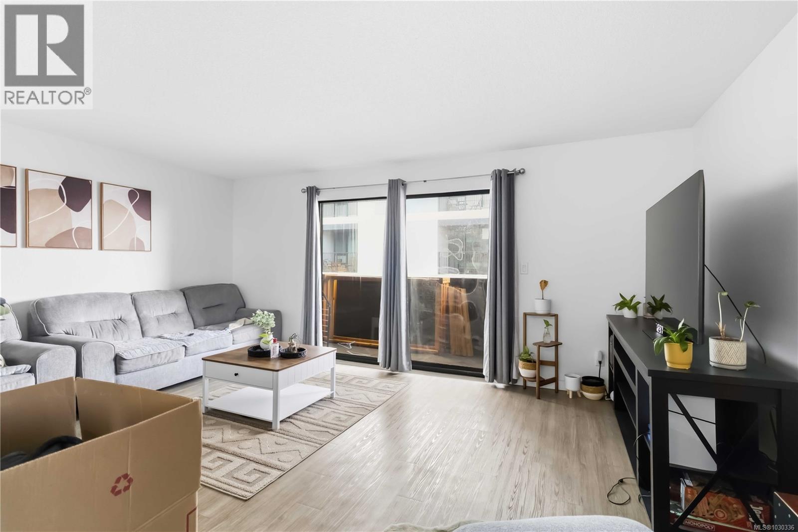 301 755 Hillside Ave, Victoria