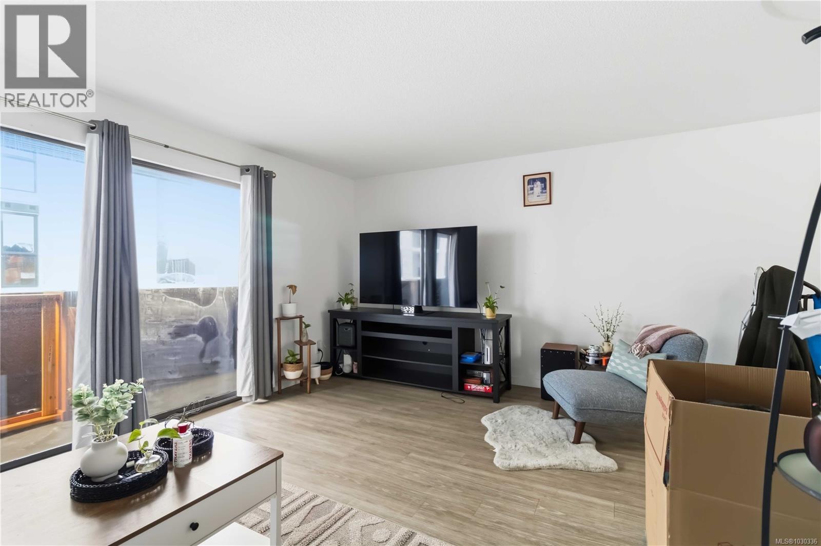 301 755 Hillside Ave, Victoria