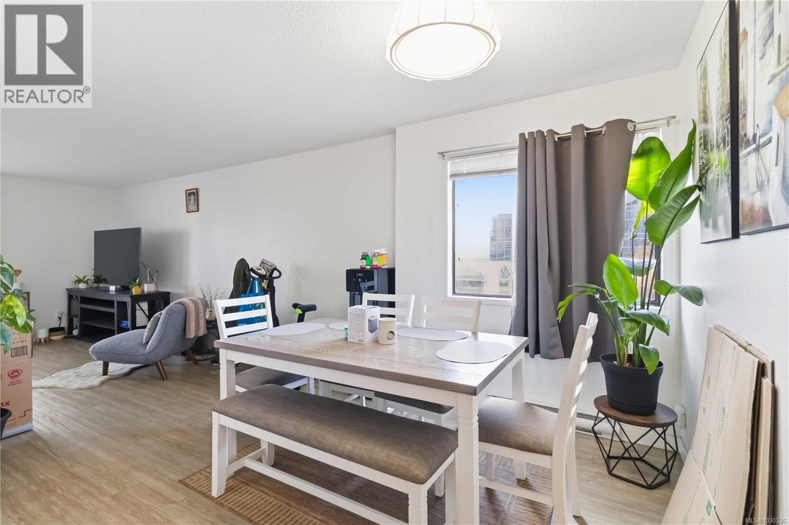 301 755 Hillside Ave, Victoria