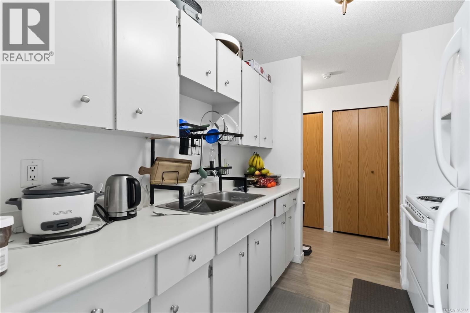 301 755 Hillside Ave, Victoria