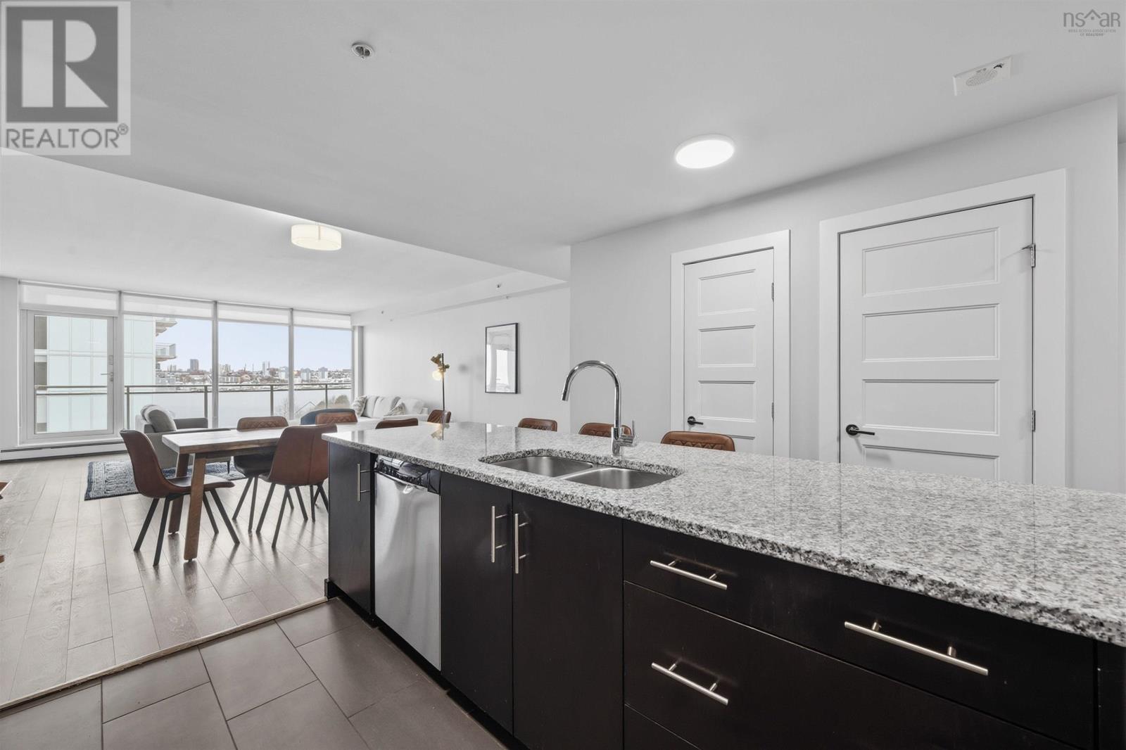 Property 26 of 34 of 806 15 Kings Wharf Place