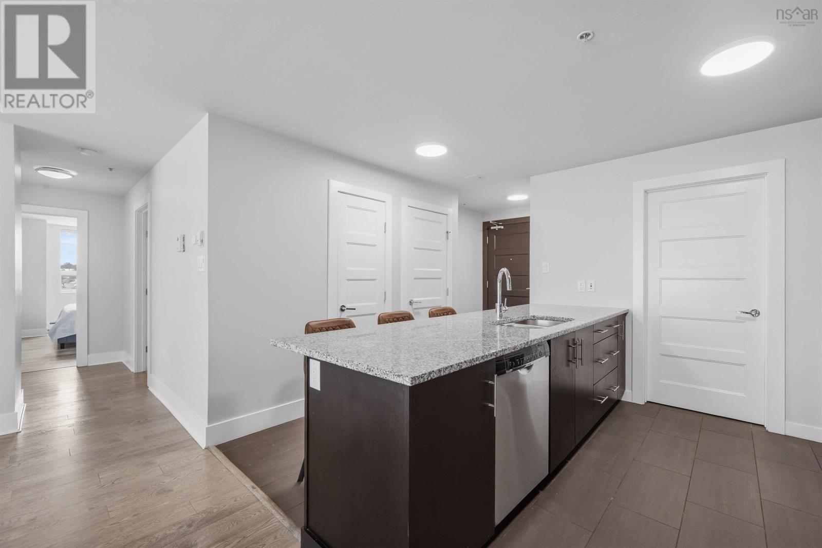 Property 2 of 34 of 806 15 Kings Wharf Place