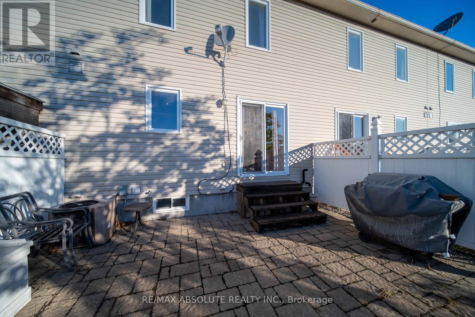 40 ROGER CRESCENT — photo 26