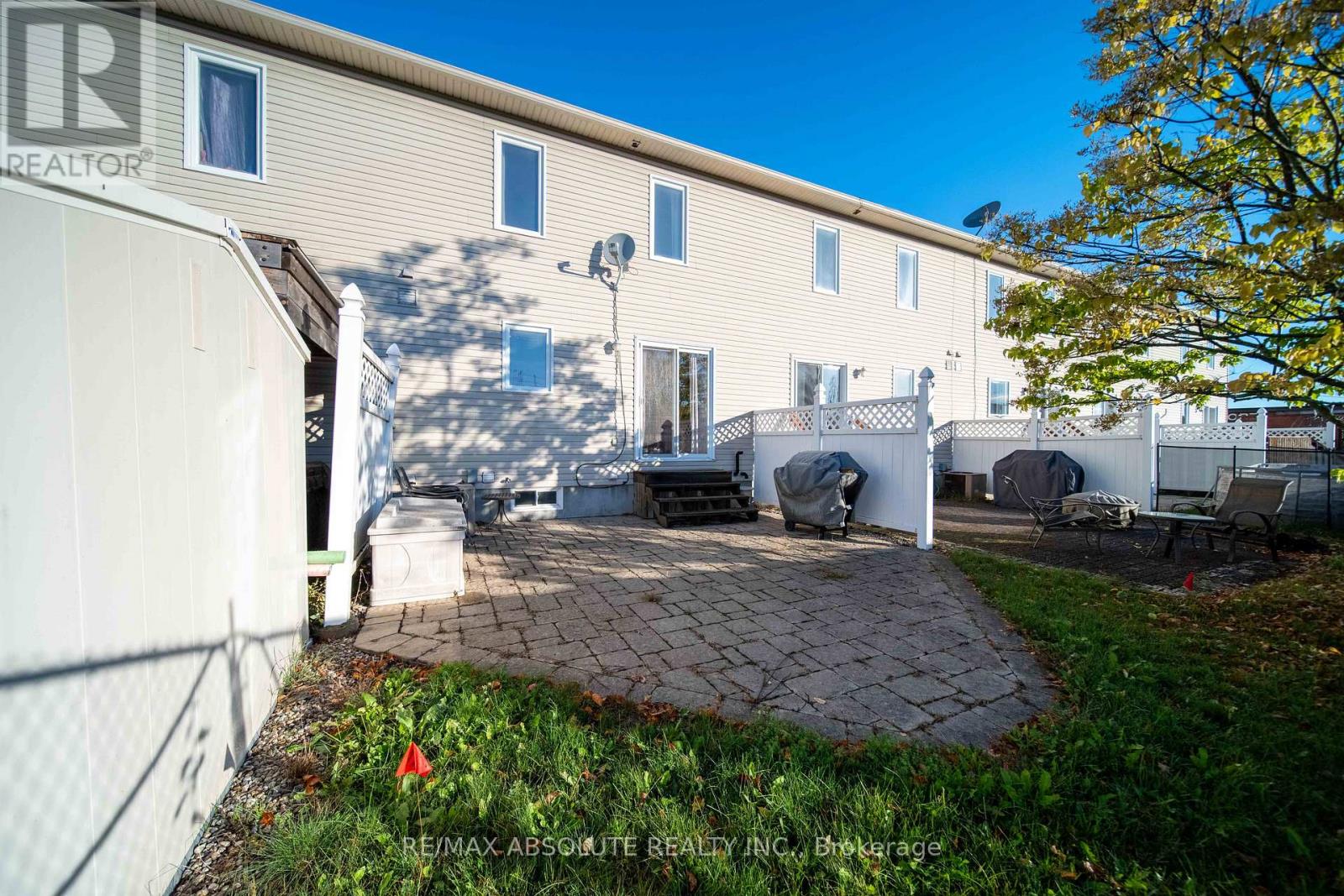 40 ROGER CRESCENT — photo 28