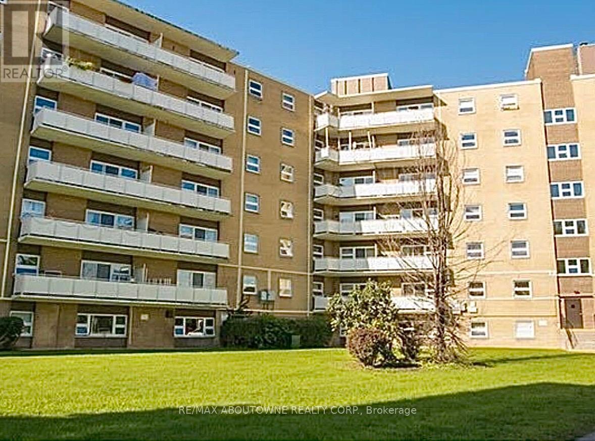 Listing photo of 103 - 32 CARLUKE CRESCENT