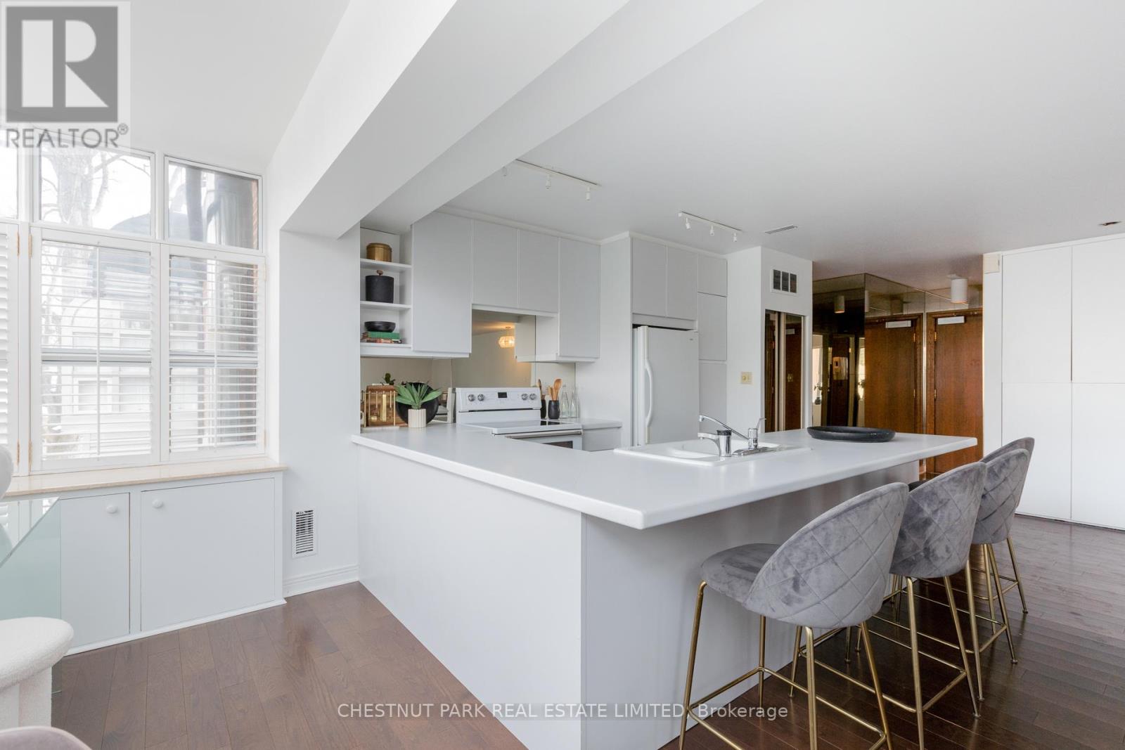 #PH3 8 HAWTHORN AVENUE - 14
