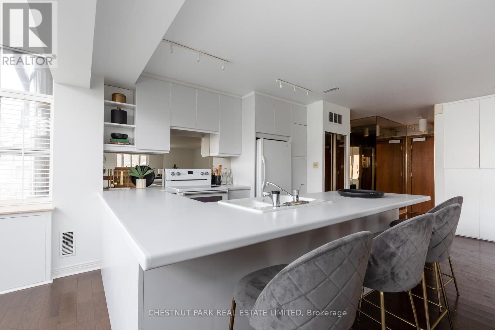 #PH3 8 HAWTHORN AVENUE - 17