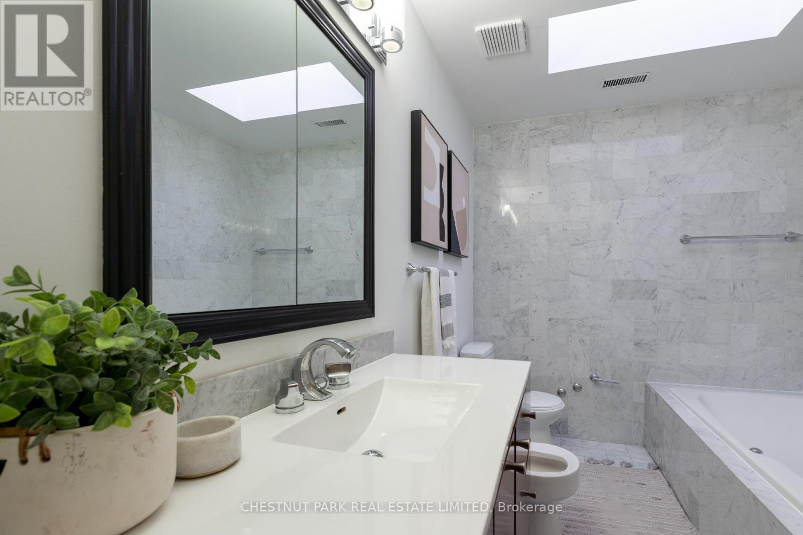 #PH3 8 HAWTHORN AVENUE - 20
