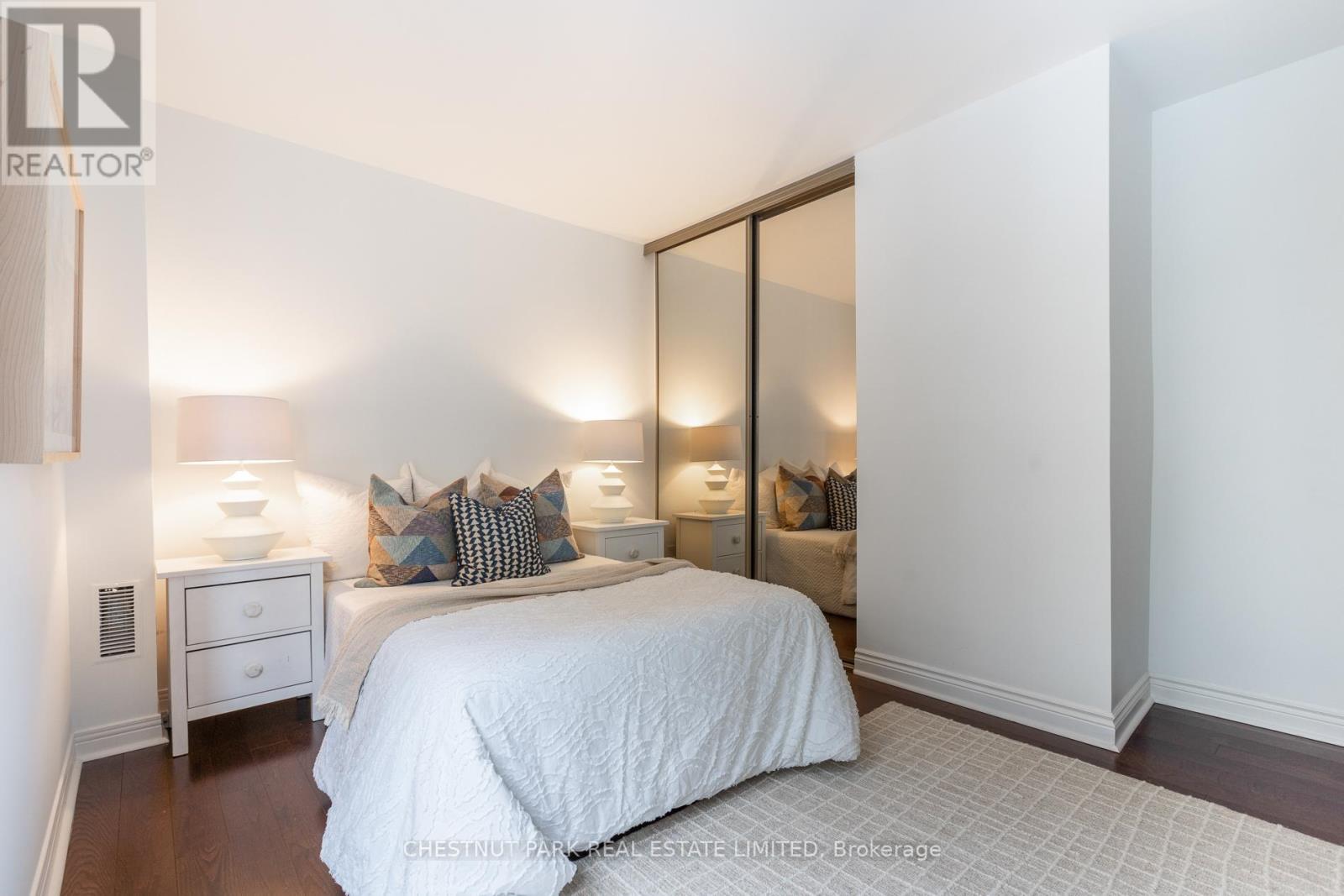 #PH3 8 HAWTHORN AVENUE - 28