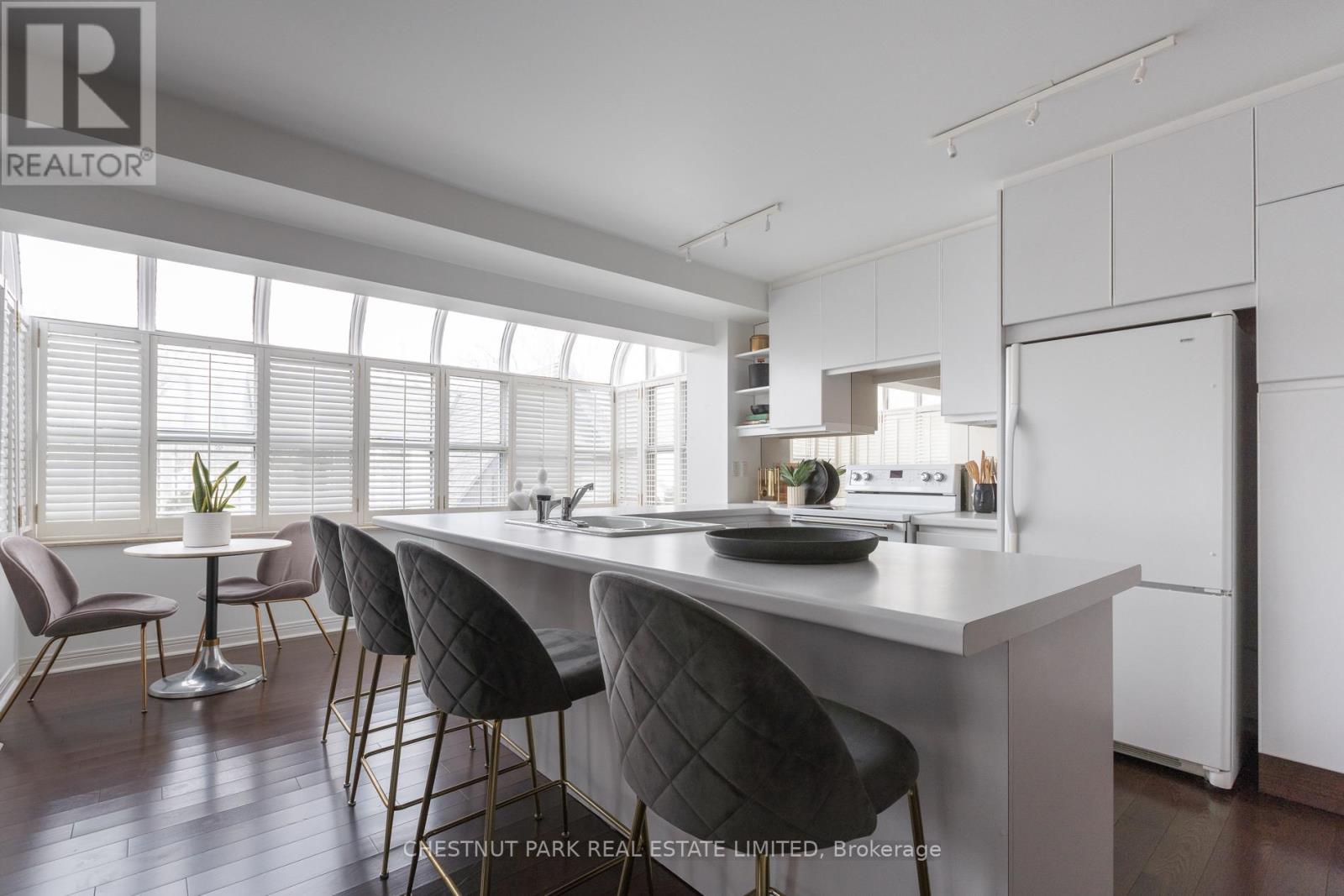 #PH3 8 HAWTHORN AVENUE - 6