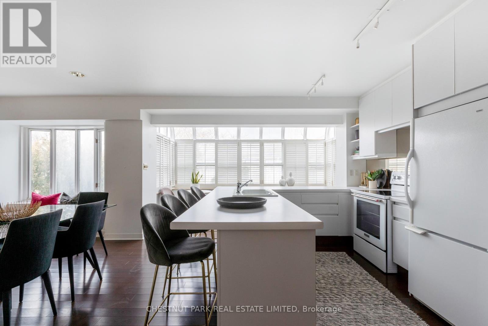 #PH3 8 HAWTHORN AVENUE - 7