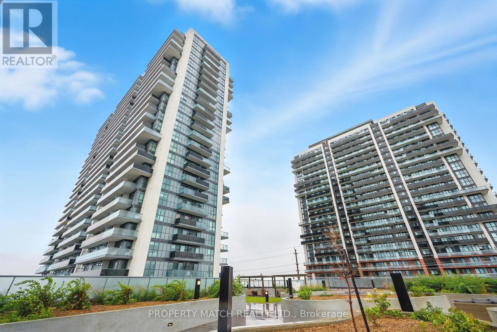 802 - 2545 SIMCOE STREET N