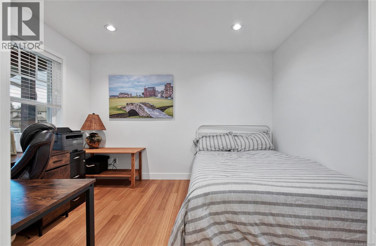 367 APPLEWOOD CRES - 22