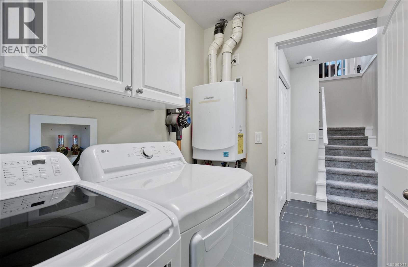 367 APPLEWOOD CRES - 34