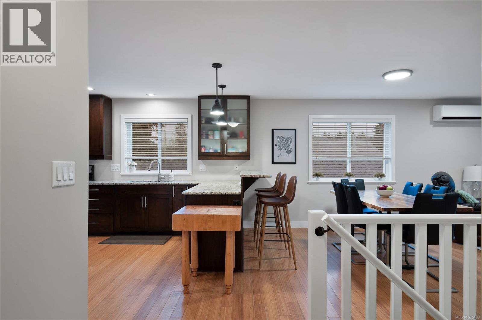 367 APPLEWOOD CRES - 8